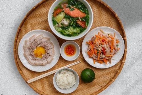 Những mâm cơm của thầy giáo 9X độc thân ở Đà Lạt: Đẹp mê mẩn, ngon 'nhức nách' khiến dân mạng trầm trồ