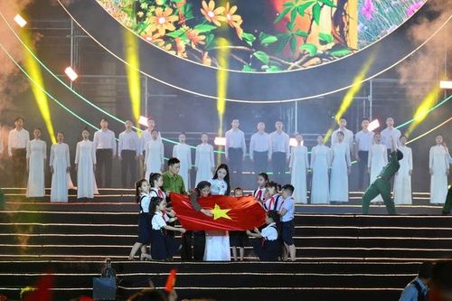 Hòa Minzy gây xúc động khi biểu diễn ca khúc của nhạc sĩ Nguyễn Văn Chung trong concert quốc gia