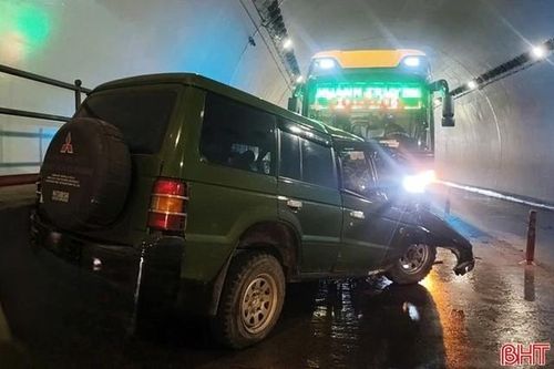 Cận cảnh xe khách giường nằm va chạm ô tô 7 chỗ trong hầm Đèo Ngang, 2 người tử vong