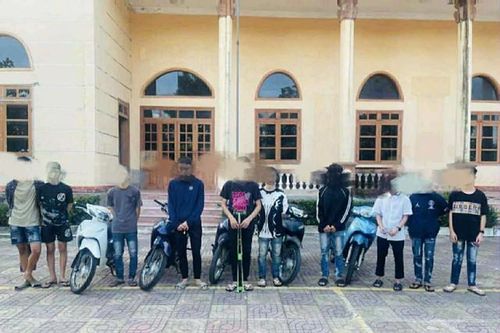 10 thiếu niên che biển số xe, hành hung người gây thương tích