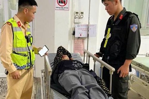 Cảnh sát kịp thời đưa người phụ nữ ngất xỉu trên quốc lộ đến bệnh viện