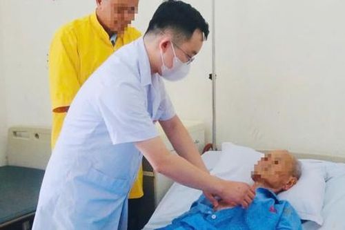 Cụ ông 96 tuổi suýt mất mạng sau khi bị ngã ở nhà