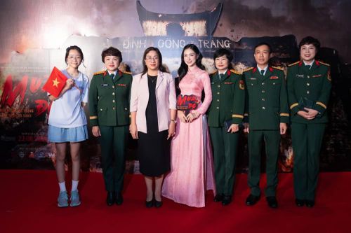 'Nỗi đau giữa hòa bình' – nhạc phim 'Mưa đỏ' được cất lên sau buổi công chiếu tại Hà Nội khiến khán giả xúc động