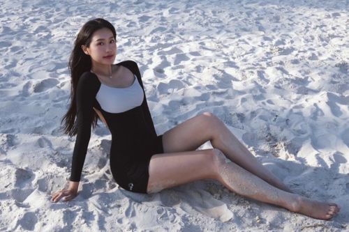 Vợ Văn Hậu khoe vóc dáng đồng hồ cát