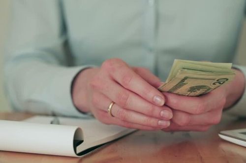 Người Việt ghét nói về tiền, nhưng khát tiền?