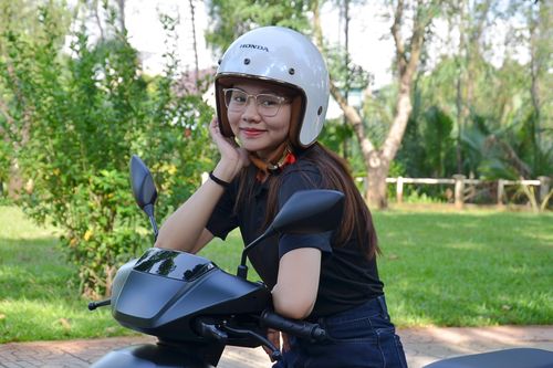 Trải nghiệm xe máy điện Honda - tăng tốc mạnh, chưa hài lòng cốp xe