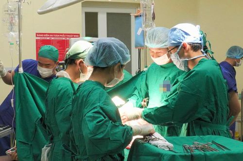 Vì mâu thuẫn nhỏ, nam thanh niên bị đâm xuyên từ lưng ra bụng