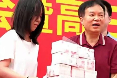 'Núi tiền thưởng' cho học sinh đỗ đại học gây tranh cãi ở Trung Quốc