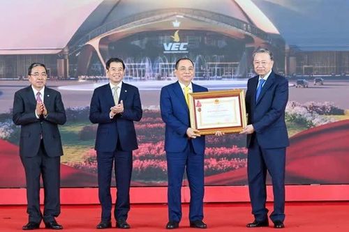Tập đoàn Vingroup đón nhận Huân chương Lao động hạng Nhất