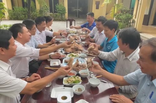 Huế: cán bộ thú y trực tiếp ăn thịt lợn, kêu gọi không tẩy chay thịt lợn