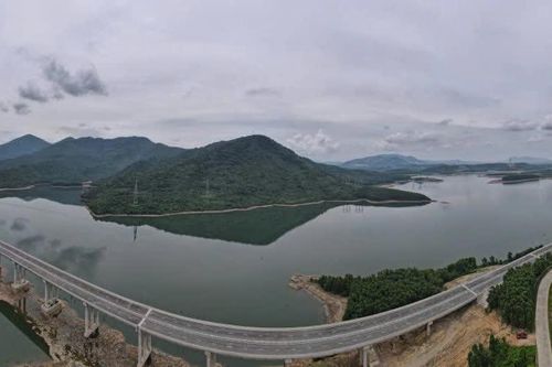 'Mãn nhãn' vẻ đẹp tuyến cao tốc Vũng Áng - Bùng trước ngày thông xe