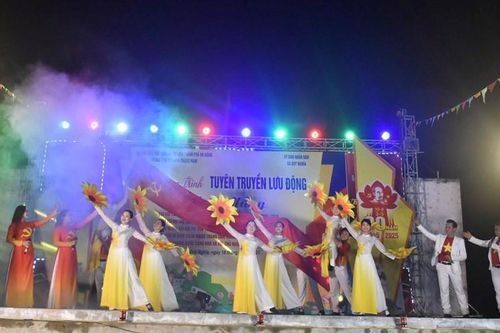Đưa chương trình văn nghệ, chiếu phim lưu động về với miền núi, xã đảo