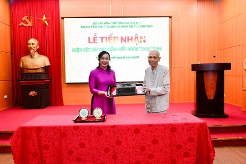 Người cận vệ của Bác Hồ tặng hai hiện vật quý cho Khu Di tích Chủ tịch Hồ Chí Minh tại Phủ Chủ tịch