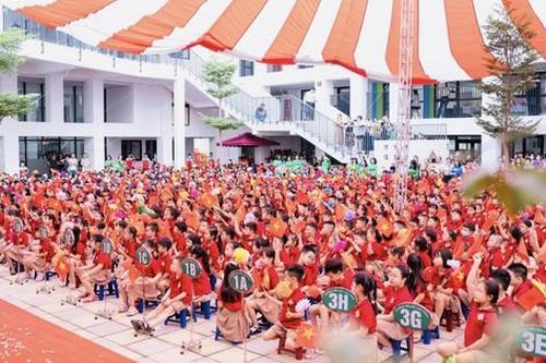 Miễn học phí và hóa giải nỗi lo 'phụ phí'
