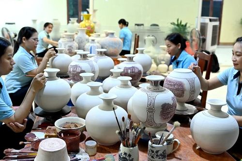 Nghệ nhân Chu Đậu hối hả sản xuất gốm quà tặng nhân kỷ niệm 80 năm Cách mạng Tháng Tám và Quốc khánh 2/9