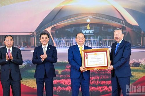 Tập đoàn Vingroup nhận Huân chương Lao động hạng Nhất