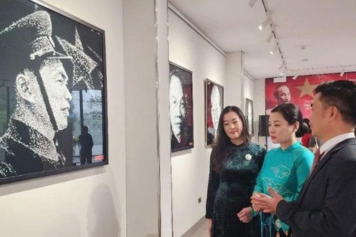 Họa sĩ Bùi Quốc Toản được trao kỷ lục về nghệ thuật chạm khắc kính độc đáo