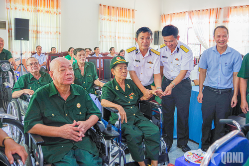 Hải đoàn 129 tặng quà Trung tâm Điều dưỡng thương binh và người có công Long Đất