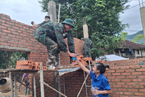 Cán bộ, chiến sĩ Trung đoàn 174, Sư đoàn 316 nỗ lực giúp dân khắc phục hậu quả thiên tai