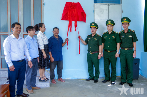Bộ đội Biên phòng Huế khánh thành 4 nhà 'Đại đoàn kết' tặng hộ nghèo biên giới