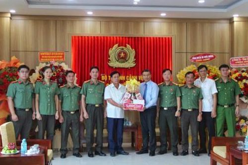 Phó Chủ tịch Thường trực UBND thành phố Hồ Kỳ Minh thăm, chúc mừng ngày truyền thống CAND