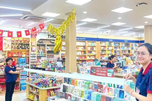 Hai mẹ con vào hiệu sách mua 418 cuốn sách, hóa đơn hơn 56 triệu đồng dài hơn 4 mét