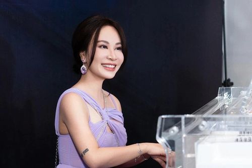 Uyên Linh gây bất ngờ khi 'Lần đầu làm mẹ'