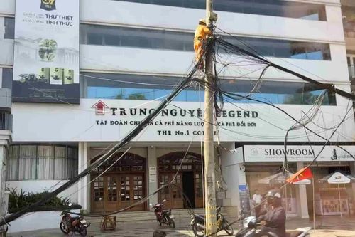 Đang tháo dỡ 8 trụ điện dưới lòng đường sau phản ánh của Báo SGGP