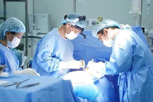 Cắt bỏ khối u khổng lồ 'ôm trọn' khí quản, giải phóng đường thở cho cụ ông 75 tuổi