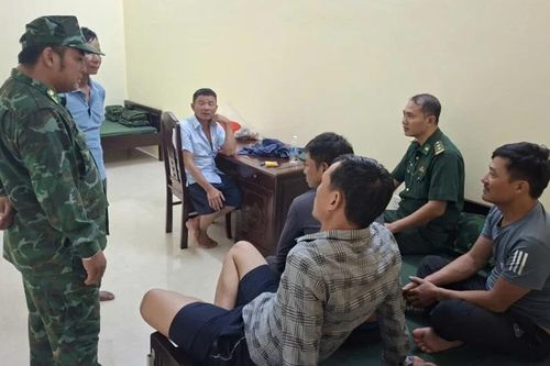 Cứu hộ 10 ngư dân gặp nạn trên biển ở Quảng Ninh
