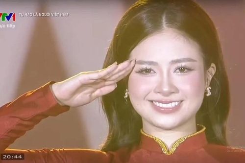 Nhan sắc nữ ca sĩ gây sốt với khoảnh khắc chào cờ trên sóng truyền hình