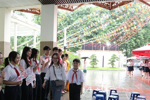 Học sinh lớp 6 hân hoan trong ngày đầu tiên đến trường