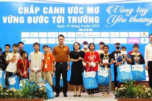 TP. HCM: Chắp cánh ước mơ cho trẻ em khó khăn trước thềm năm học mới