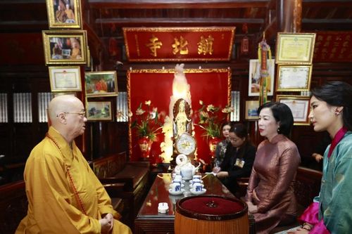 Phu nhân Chủ tịch nước cùng Hoàng hậu Bhutan thăm chùa Trấn Quốc