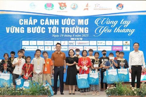 Tặng quà 3.000 em nhỏ hoàn cảnh khó khăn trong ngày 19/8