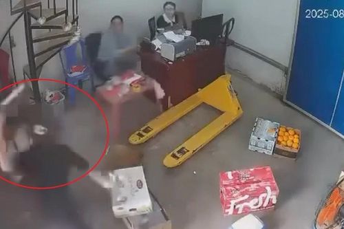 Tạm giữ đối tượng cầm dao xông vào nhà chém liên tiếp 3 người