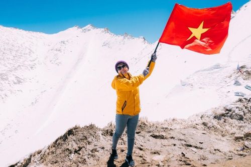 Người phụ nữ 70 tuổi mang nồi cơm điện du lịch Ấn Độ, vượt đèo tuyết hơn 5.000m