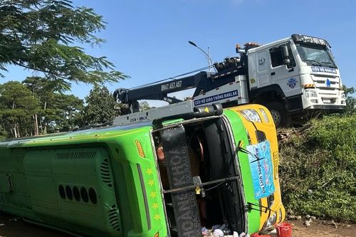 Lật xe khách chở 46 người, dùng xà beng phá kính đưa nạn nhân ra ngoài