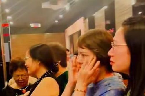MC Diễm Quỳnh VTV khóc vì quá xúc động, Đặng Thu Thảo xách túi nửa tỷ đi du lịch