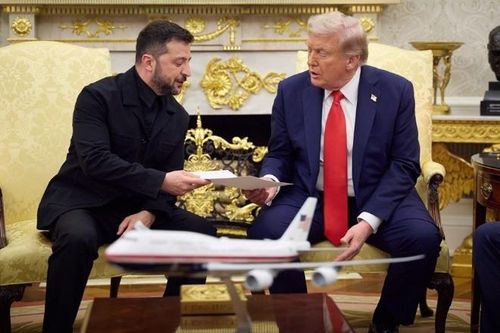 Hé lộ những món quà ông Trump và ông Zelensky tặng nhau ở Nhà Trắng