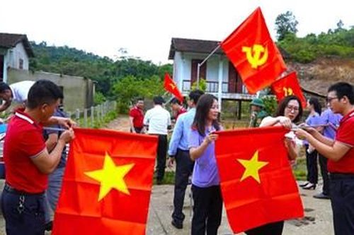 Trao tặng công trình tuyến cờ Đảng, cờ Tổ quốc tại bản Rào Tre và bản Giàng 2