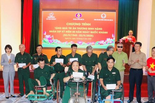 Quỹ Thiện Tâm - Tập đoàn Vingroup trao 40 suất quà động viên các thương binh nặng tại Nghệ An