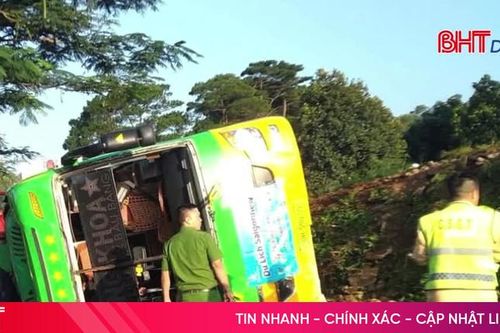 Xe khách chở 46 người lật, 3 người bị thương nặng