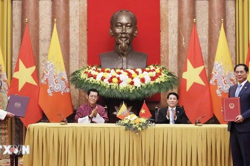 Chủ tịch nước và Quốc vương Bhutan chứng kiến lễ ký các văn kiện hợp tác