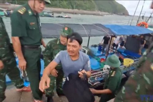 10 ngư dân bị đắm tàu trên vùng biển đặc khu Cô Tô được đưa vào bờ an toàn