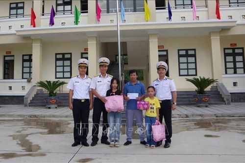 San sẻ tình yêu thương đến con em ngư dân vùng biển