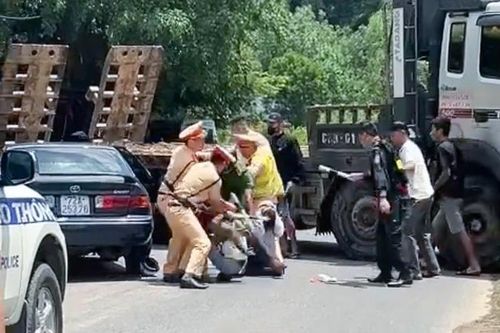 CSGT truy bắt 3 đối tượng dùng ô tô gắn BKS giả đi trộm cắp