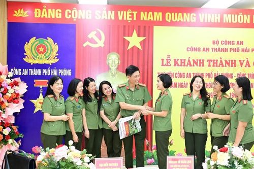 Phụ nữ Công an Hải Phòng giới thiệu, trao tặng số báo đặc biệt Phụ nữ Việt Nam