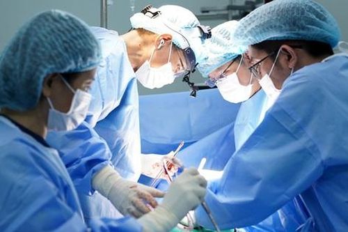 Người bệnh Campuchia có khối u hiếm gặp được bác sĩ Việt Nam phẫu thuật cứu sống