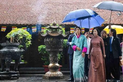 Phu nhân Chủ tịch nước cùng Hoàng hậu Bhutan thăm chùa Trấn Quốc